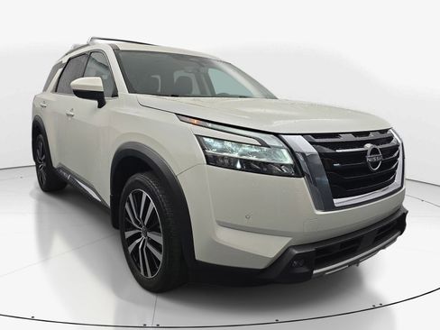 Used 2023 Nissan Pathfinder Platinum FWD image 2