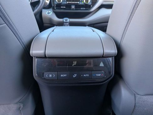 Used 2023 Toyota Highlander XLE image 18