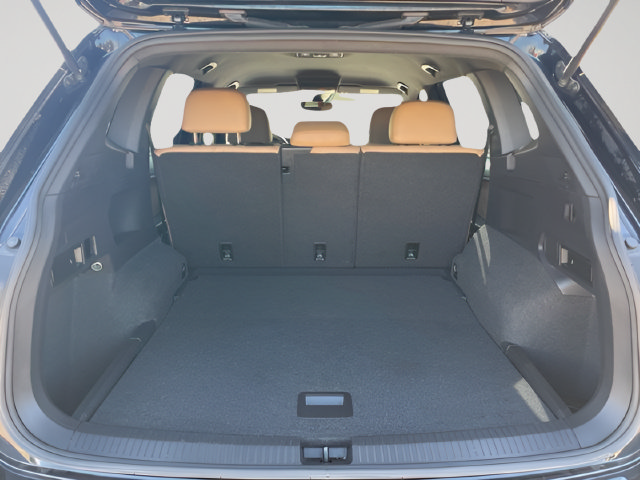 Used 2023 Volkswagen Tiguan SE AWD/4WD image 7