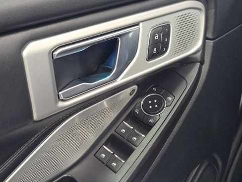 Used 2020 Ford Explorer Platinum w/ Premium Technology Package image 24