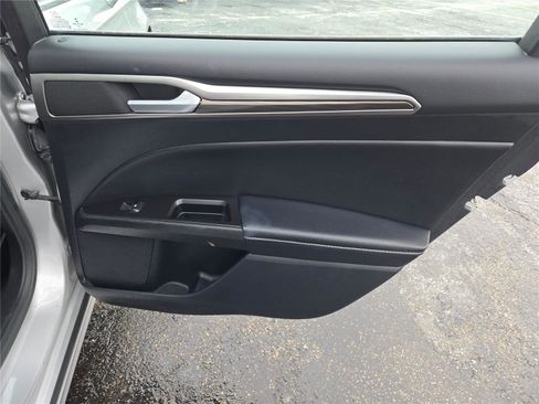 Used 2017 Ford Fusion SE w/ Fusion SE Technology Package image 9