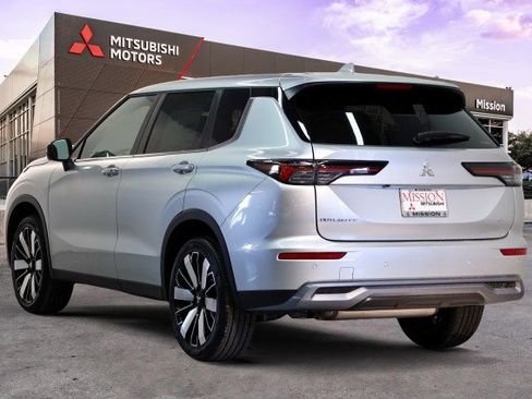 New 2025 Mitsubishi Outlander SE image 4