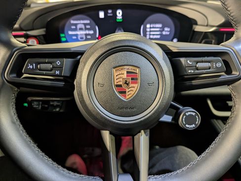 Certified 2025 Porsche Macan Electric image 28