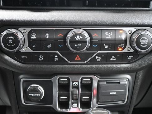 Used 2024 Jeep Gladiator Sport AWD/4WD image 18