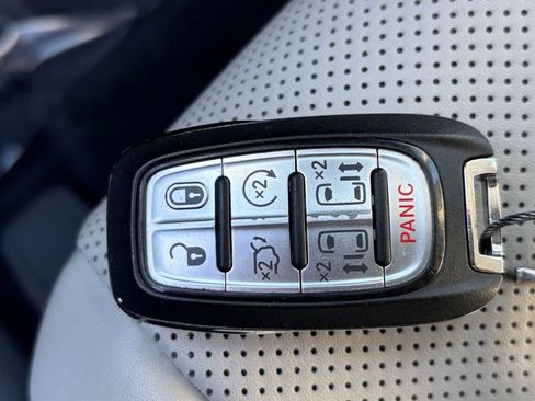 Used 2025 Chrysler Pacifica Select image 22