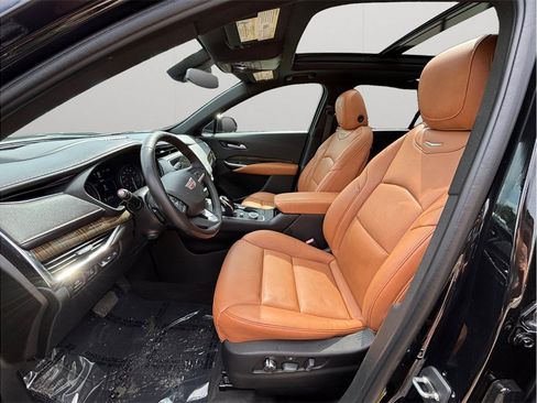 Used 2020 Cadillac XT4 Premium Luxury FWD image 2