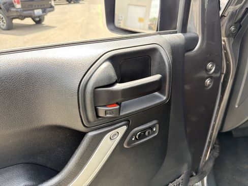 Used 2018 Jeep Wrangler Unlimited Sahara AWD/4WD image 15