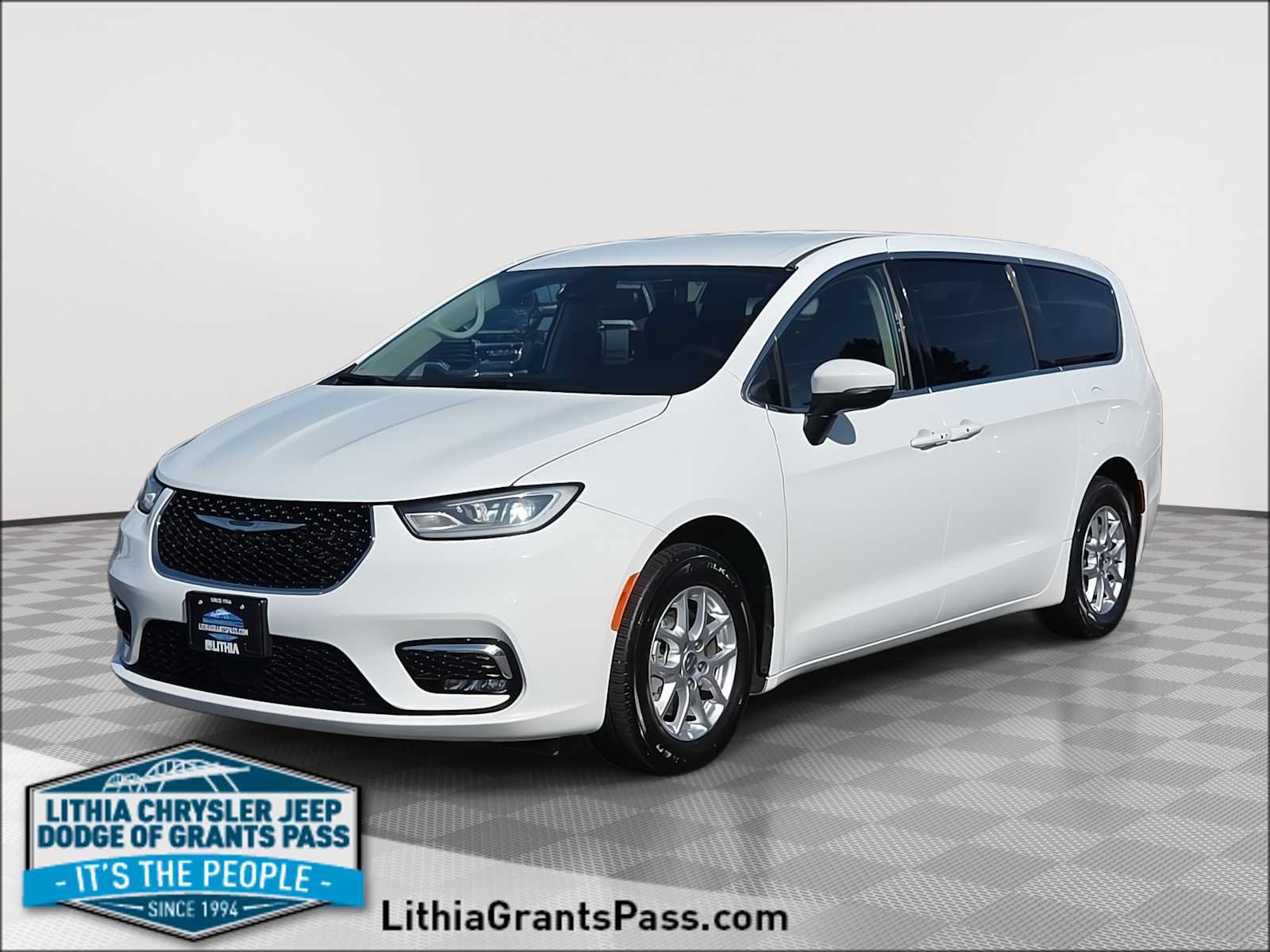 Used 2023 Chrysler Pacifica Touring-L FWD image 1