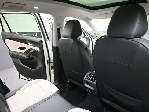 Used 2025 Volkswagen Tiguan SE w/ Panoramic Sunroof Package image 15
