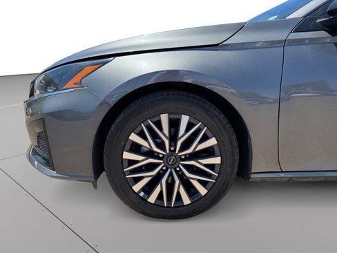 Used 2025 Nissan Altima 2.5 SV FWD image 9