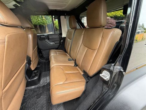 Used 2013 Jeep Wrangler Unlimited Sahara image 18