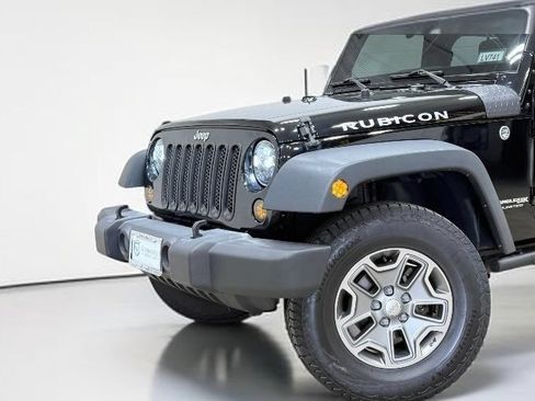 Used 2018 Jeep Wrangler Unlimited Rubicon w/ Connectivity Group AWD/4WD image 3