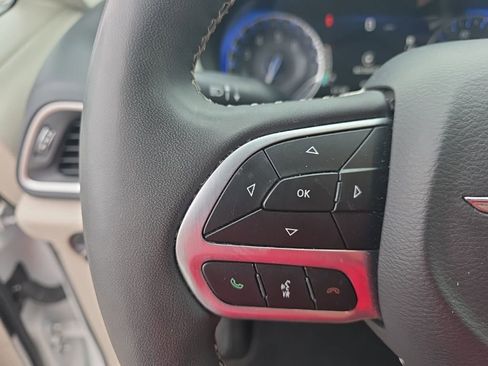 Used 2023 Chrysler Pacifica Touring-L FWD image 17