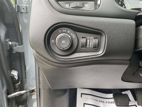 Used 2018 Jeep Renegade Altitude w/ UConnect 8.4 Nav Group AWD/4WD image 22