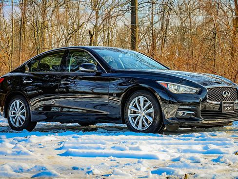 Used 2015 INFINITI Q50 Premium w/ Deluxe Touring Package image 18