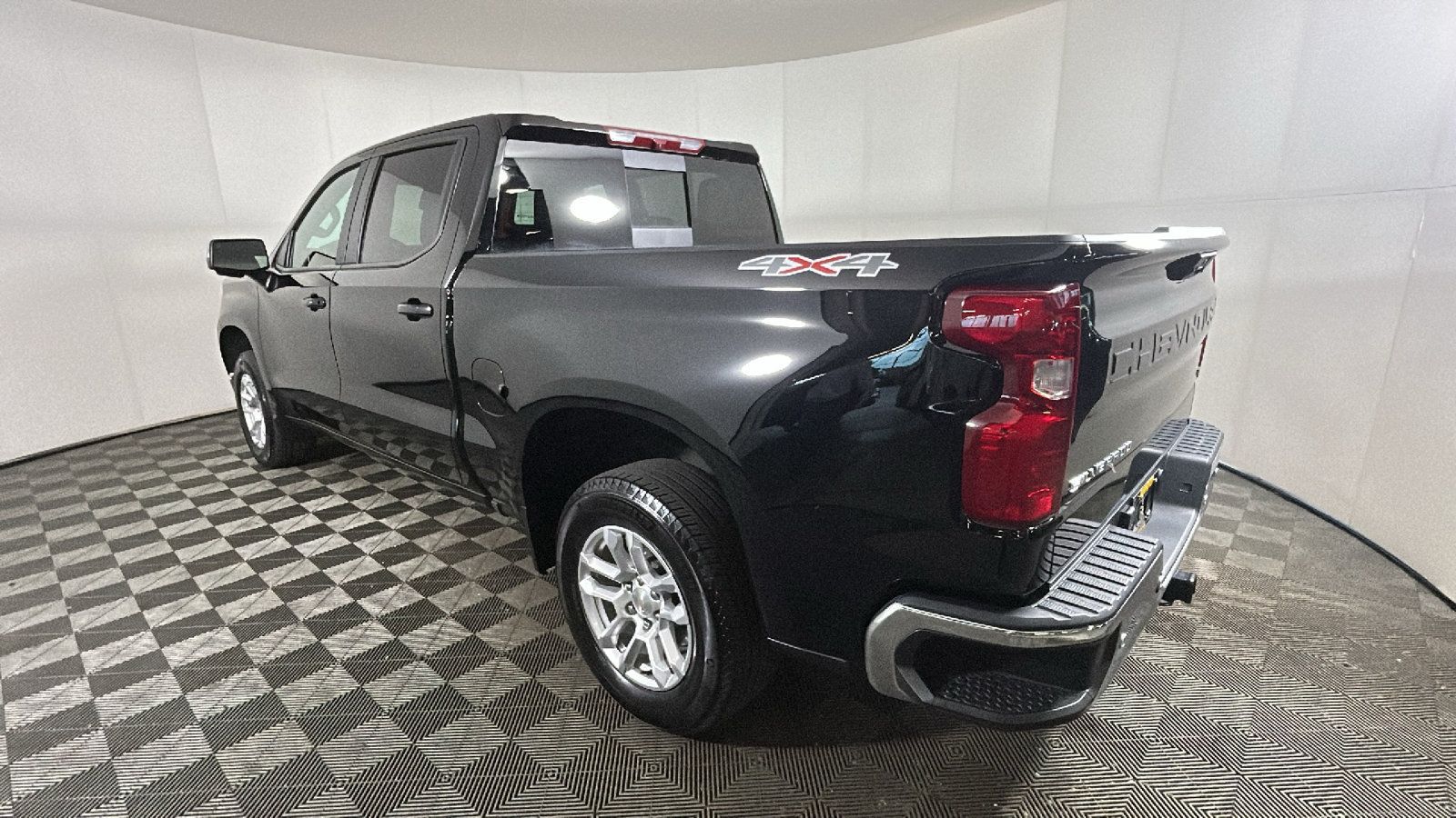 Used 2025 Chevrolet Silverado 1500 LT w/ Safety Package AWD/4WD image 5