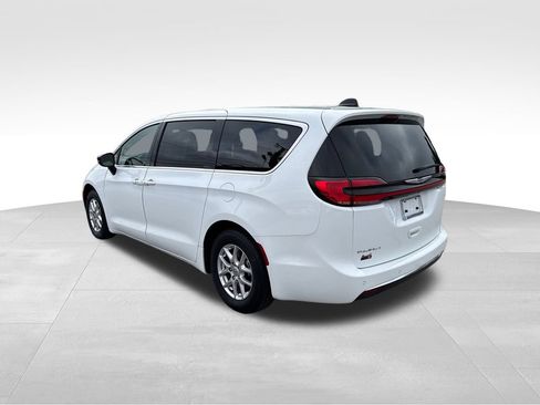 Used 2024 Chrysler Pacifica Touring-L image 4