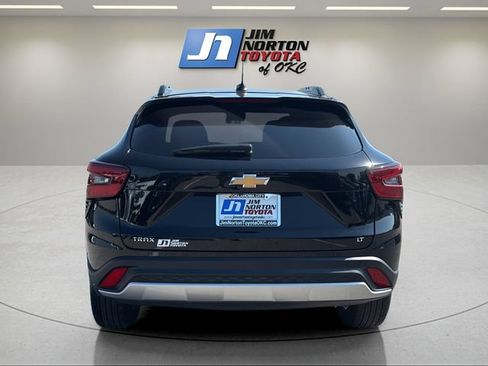 Used 2025 Chevrolet Trax LT FWD image 6