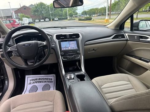 Used 2019 Ford Fusion SE FWD image 14