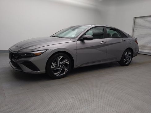 Used 2025 Hyundai Elantra Sport image 2