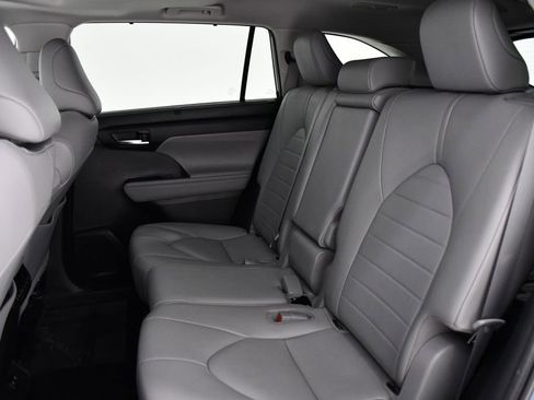 Used 2020 Toyota Highlander XLE image 20