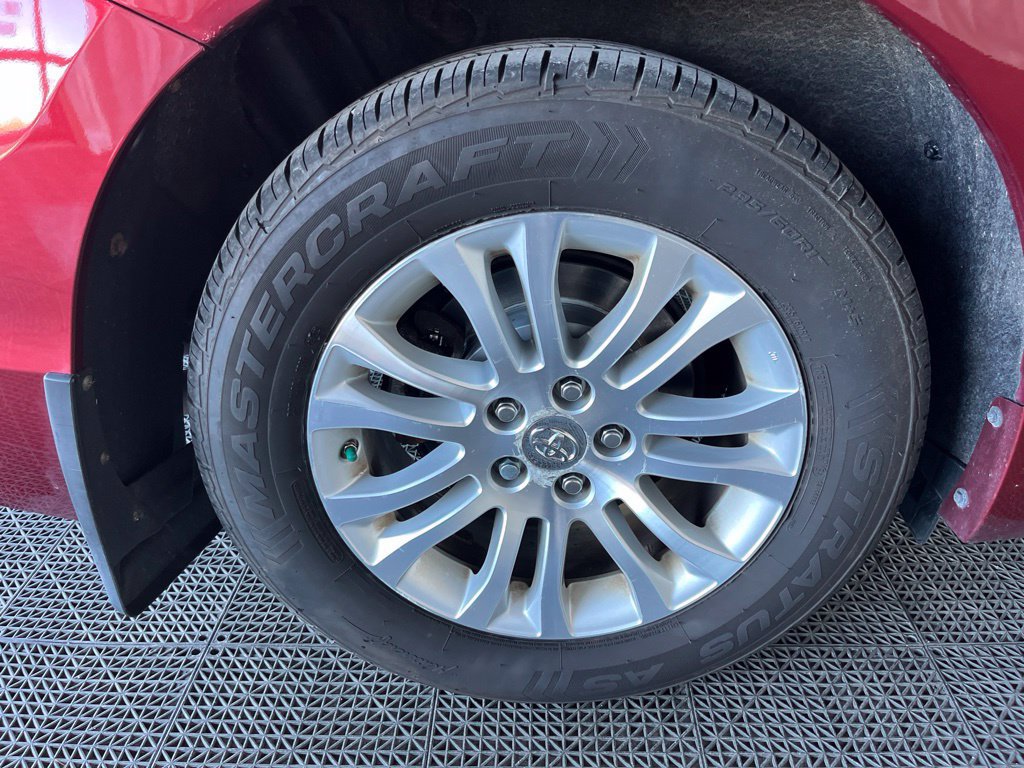 Used 2017 Toyota Sienna XLE FWD image 24