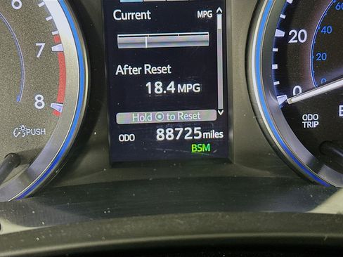 Used 2018 Toyota Highlander XLE w/ Carpet Mat Package (TMS) image 19