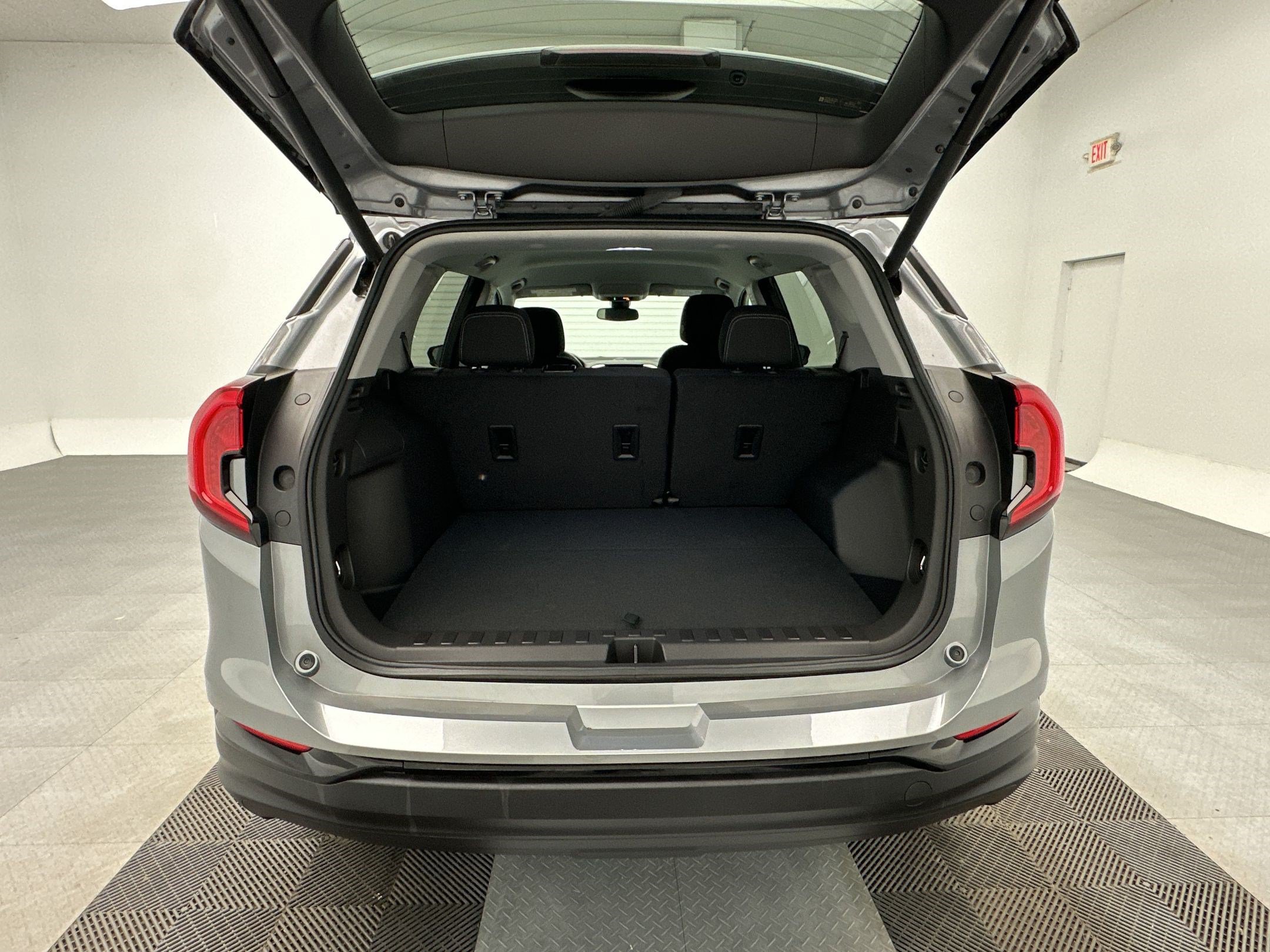 Certified 2024 GMC Terrain SLE w/ Driver Convenience Package AWD/4WD image 23