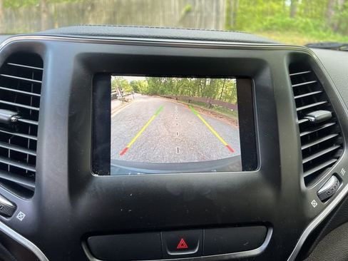 Used 2020 Jeep Cherokee Latitude w/ Cold Weather Group FWD image 15