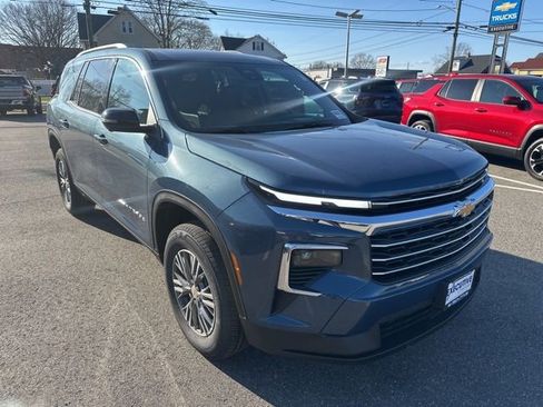 New 2026 Chevrolet Traverse LT w/ Driver Confidence Package AWD/4WD image 7