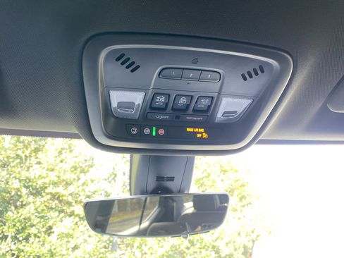 Used 2023 Chevrolet Traverse Premier image 32