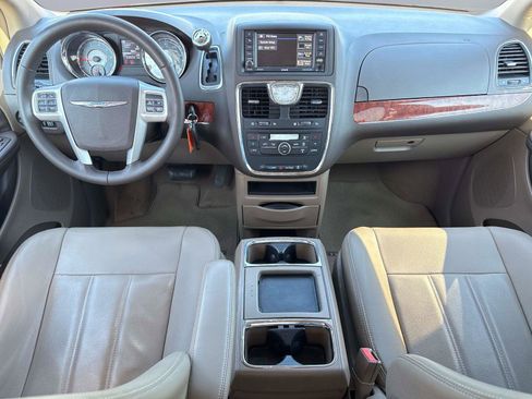 Used 2016 Chrysler Town & Country Touring image 16