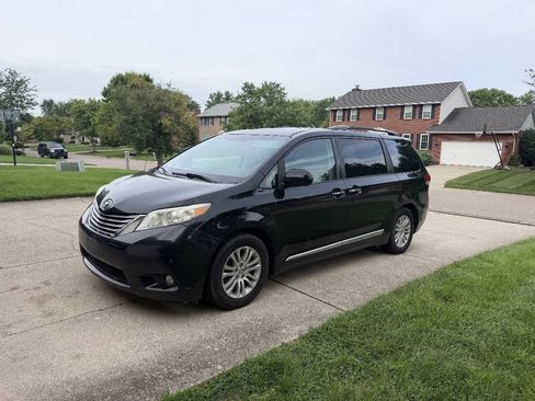 Used 2012 Toyota Sienna XLE w/ Entertainment Pkg FWD image 1