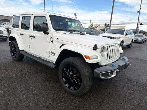 Used 2022 Jeep Wrangler Unlimited Sahara w/ Cold Weather Group AWD/4WD image 9