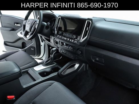 Used 2025 Nissan Frontier SV w/ SV Convenience Package image 32