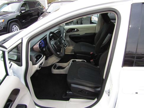 Used 2022 Chrysler Voyager LX image 4