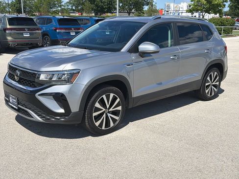 Certified 2023 Volkswagen Taos SE w/ Panoramic Sunroof Package AWD/4WD image 3