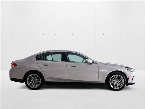 Used 2025 BMW 530i xDrive AWD/4WD image 4