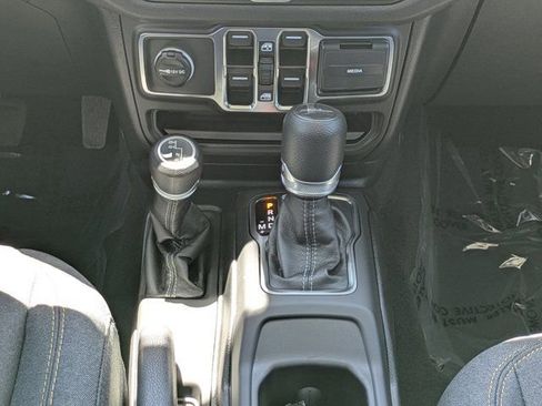 New 2025 Jeep Gladiator Sport image 17