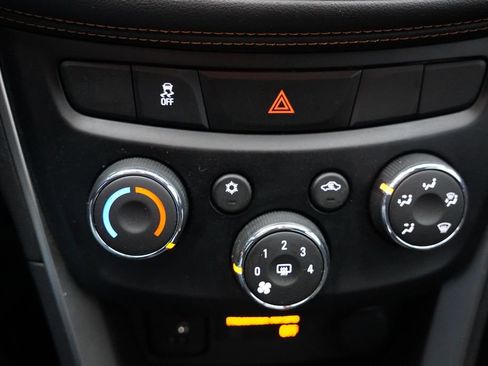 Used 2019 Chevrolet Trax LT w/ LT Convenience Package image 24