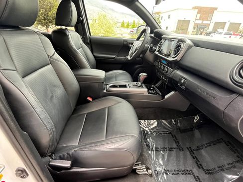 Used 2019 Toyota Tacoma TRD Off-Road AWD/4WD image 11