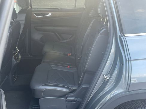 Used 2025 Volkswagen Atlas SE image 22