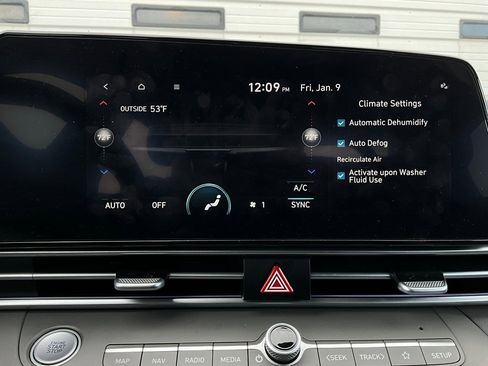 Used 2025 Hyundai Elantra SEL image 31