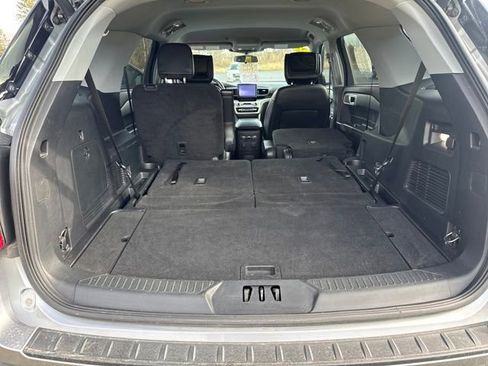 Used 2022 Ford Explorer XLT w/ Equipment Group 202A image 6