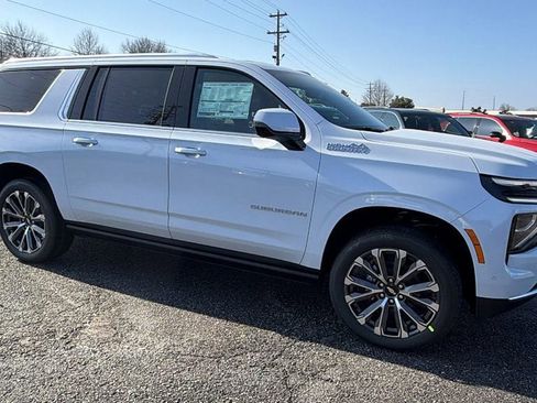 New 2026 Chevrolet Suburban High Country image 3