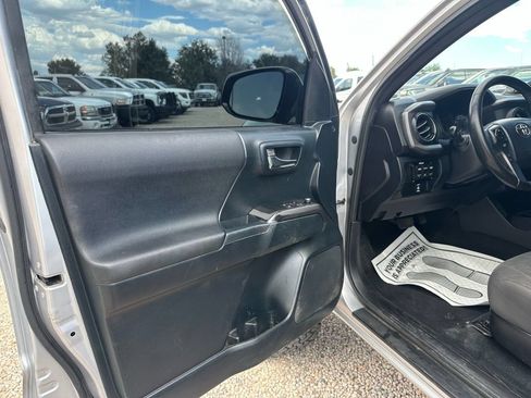 Used 2016 Toyota Tacoma TRD Off-Road AWD/4WD image 31