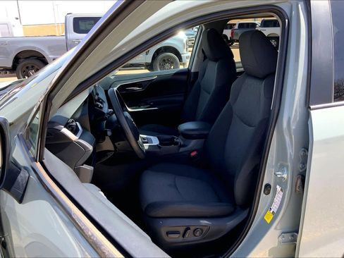 Used 2021 Toyota RAV4 XLE w/ Convenience Package image 7