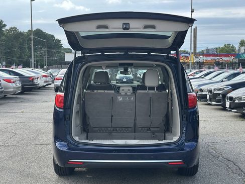 Used 2017 Chrysler Pacifica Touring-L w/ Tire & Wheel Group FWD image 14