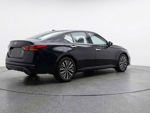 Used 2025 Nissan Altima 2.5 SV image 9