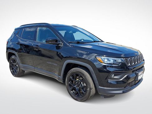 Used 2024 Jeep Compass Latitude w/ Convenience Group AWD/4WD image 1